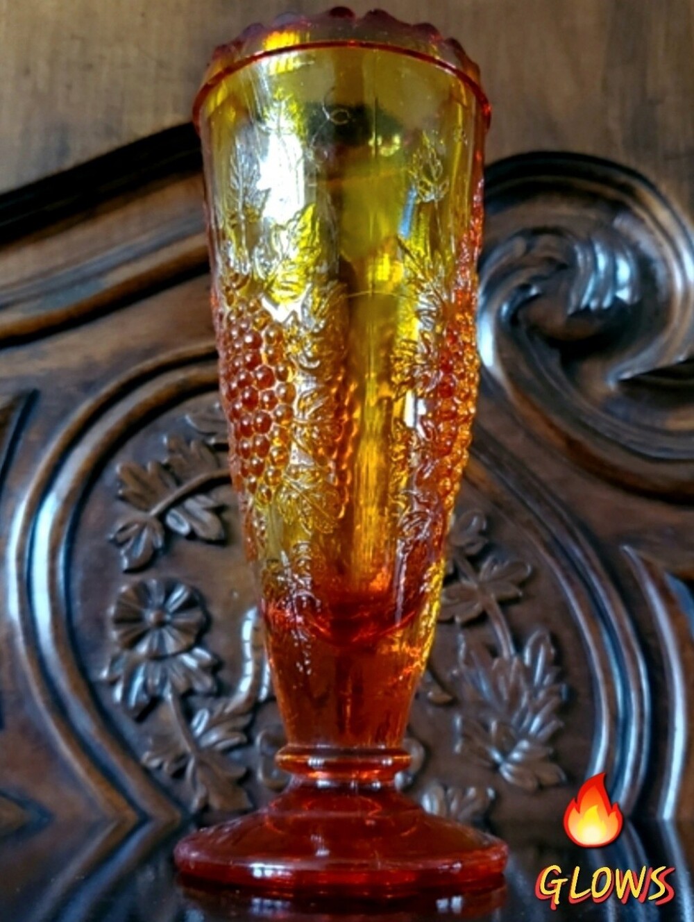 1970s L.E. Smith 6 5/8" Amberina Red Yellow Orange Grapes Glass Scalloped Vase